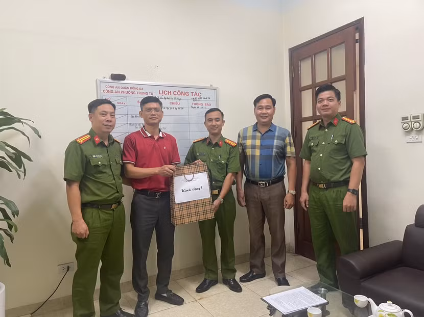 Các đơn vị Cụm thi đua số 8 Công an quận Đống Đa tặng quà tri ân các cán bộ thuộc Công an quận là thương binh