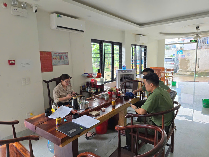 Công an xã Nội Bài triển khai rà soát các cơ sở lưu trú trên địa bàn, tuyên truyền, vận động, hướng dẫn về công tác khai báo tạm trú và cấp định danh điện tử cấp độ 2 cho người nước ngoài