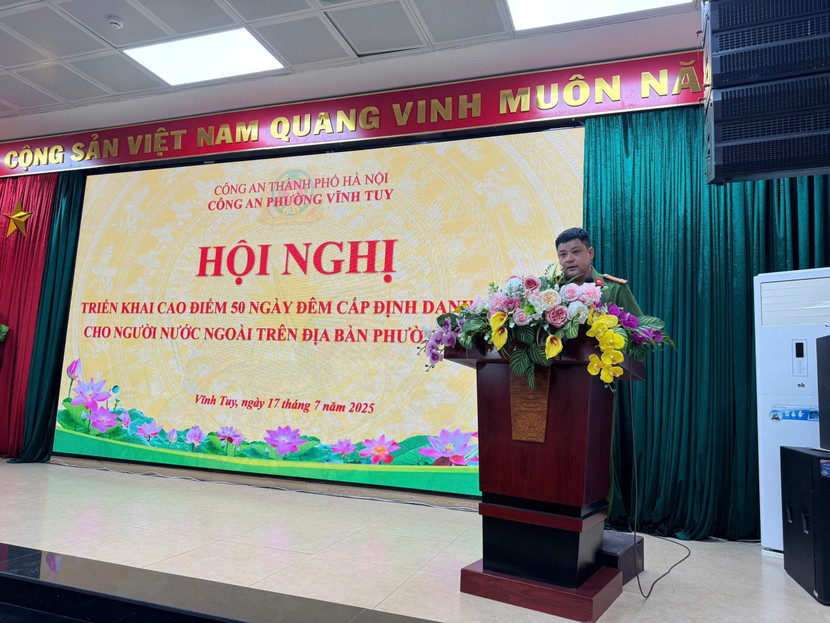 Trung tá Vũ Tiến Đạt - Phó trưởng Công an phường Vĩnh Tuy phát biểu hưởng ứng