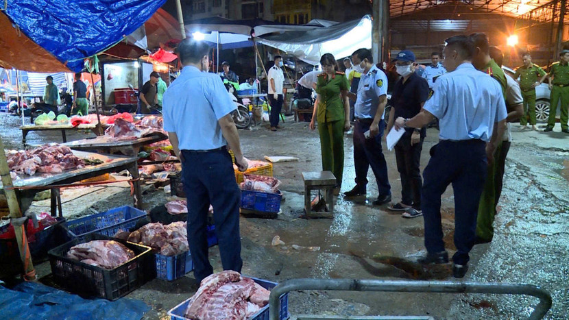 Lực lượng chức năng phát hiện nhiều thịt lợn nhiễm bệnh tiêu thụ ngoài chợ Lực lượng chức năng phát hiện nhiều thịt lợn nhiễm bệnh tiêu thụ ngoài chợ