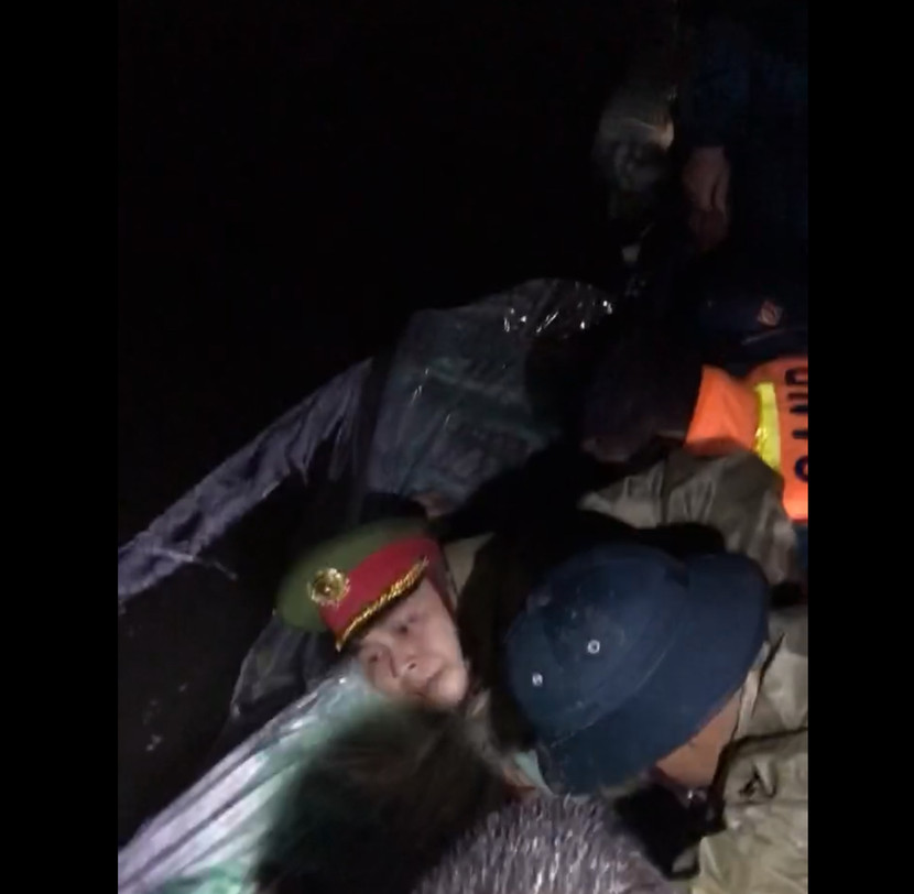 Xúc động hình ảnh cán bộ công an và nhân dân ngăn đê gia cố bị vỡ