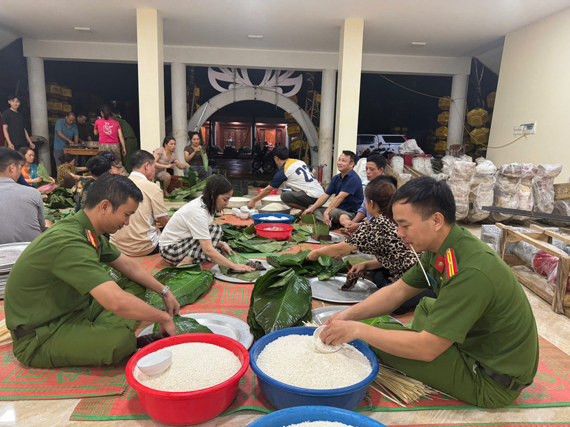 Công an xã Tuyết Nghĩa cùng nhân dân gói bánh chưng chia sẻ với đồng bào vùng ngập lụt Công an xã Tuyết Nghĩa cùng nhân dân gói bánh chưng chia sẻ với đồng bào vùng ngập lụt