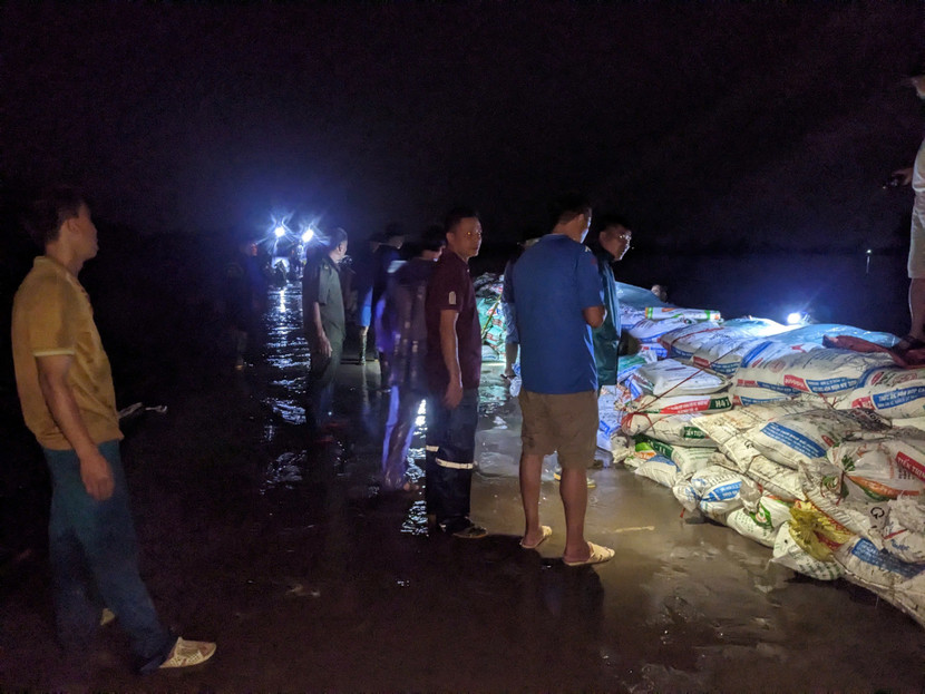 Đoạn đê gia cố ngăn nước lũ tràn qua đê gây nguy hiểm cho khu dân cư