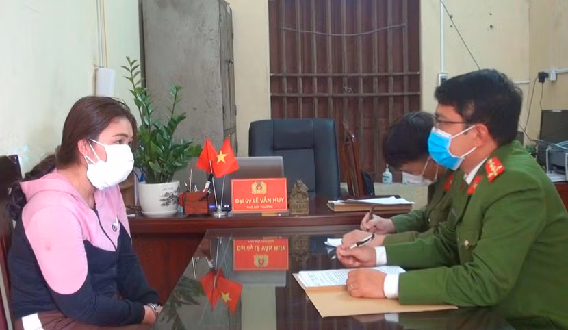 Cơ quan điều tra lấy lời khai của đối tượng Dương Thị Lan Cơ quan điều tra lấy lời khai của đối tượng Dương Thị Lan