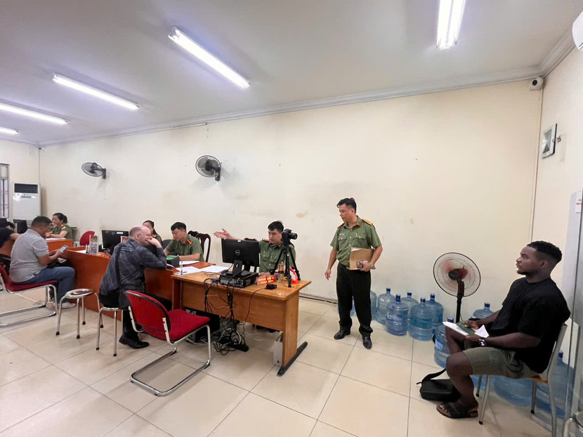 Chỉ mất vài phút để hoàn thiện thủ tục làm định danh điện tử cho người nước ngoài