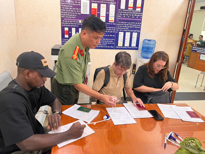 Nhiều người nước ngoài bày tỏ sự hài lòng trước thái độ, sự tận tụy trong công việc của cán bộ Công an