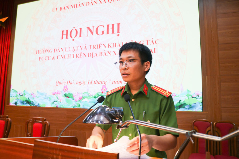 Trung tá Nguyễn Tuấn Dương - Phó trưởng Phòng Cảnh sát PCCC&amp;CNCH trao đổi và hướng dẫn UBND xã một số nhiệm vụ trọng tâm cần thực hiện trong thời gian tới