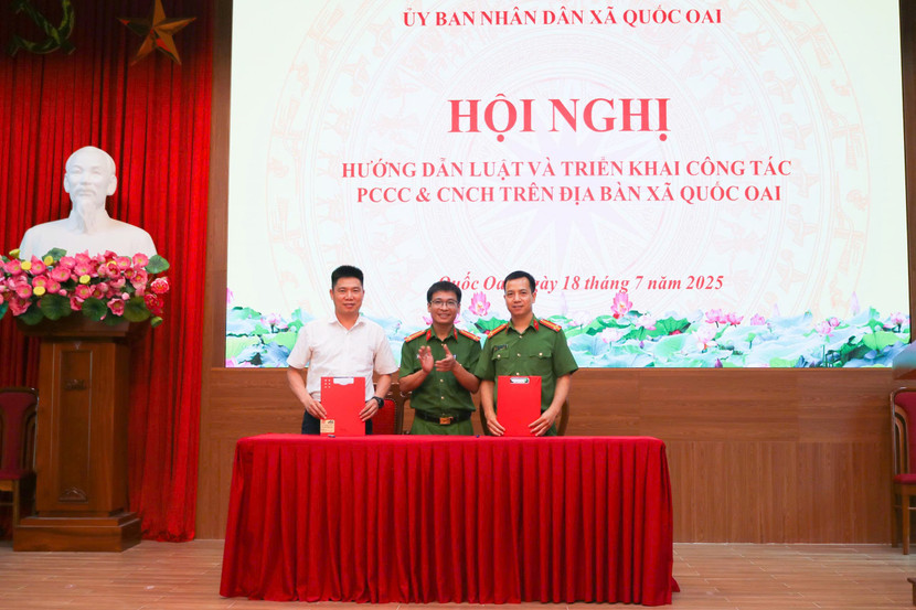 Đại diện Đội CC&amp;CNCH khu vực số 29 và UBND xã Quốc Oai tiến hành bàn giao các cơ sở trước đây do UBND xã phụ trách, nay chuyển giao cho Phòng Cảnh sát PCCC&amp;CNCH quản lý theo quy định