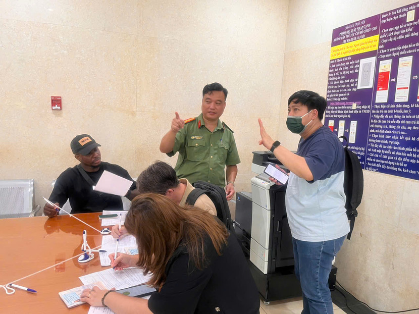 Hướng dẫn người nước ngoài giải quyết thủ tục hành chính