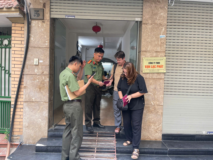 Công an phường Ô Chợ Dừa tuyên truyền, hướng dẫn người nước ngoài làm định danh điện tử