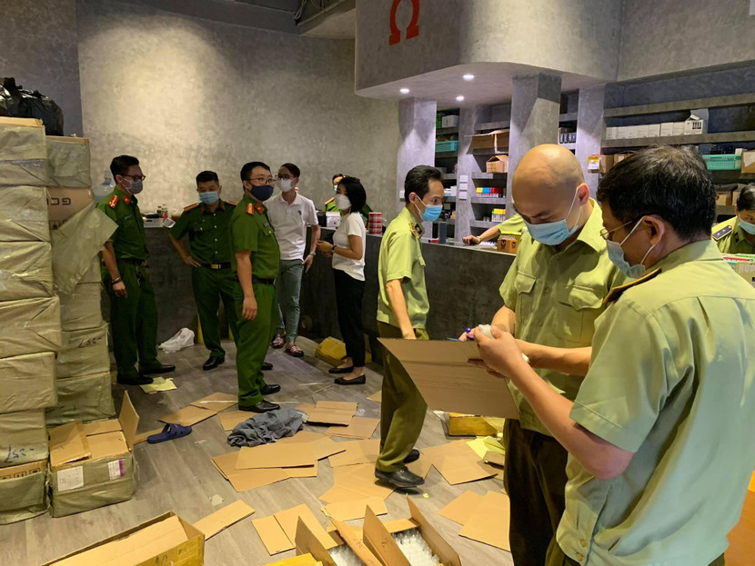 Tạm giữ số lượng lớn tẩu hút một lần, tinh dầu và thuốc lá điện tử Tạm giữ số lượng lớn tẩu hút một lần, tinh dầu và thuốc lá điện tử