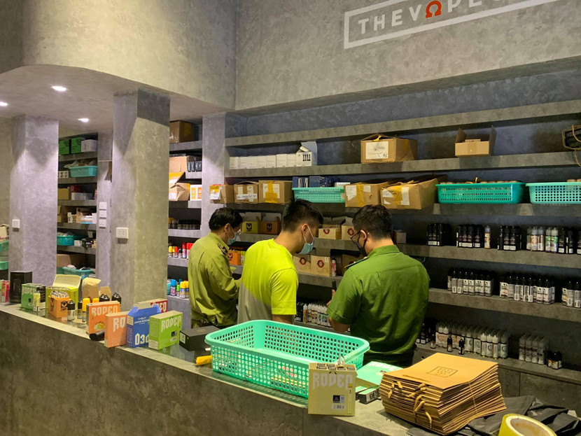 Kiểm tra cơ sở kinh doanh thuốc lá điện tử tại 16C Phùng Hưng Kiểm tra cơ sở kinh doanh thuốc lá điện tử tại 16C Phùng Hưng