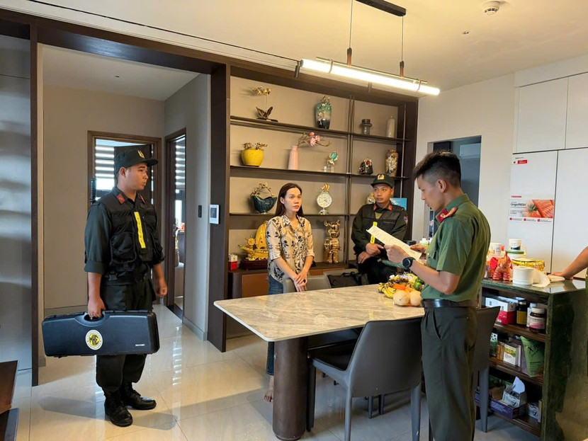 Cơ quan An ninh điều tra thực hiện khám xét nhà riêng, tống đạt quyết định tạm giữ hình sự, khởi tố đối tượng phạm tội