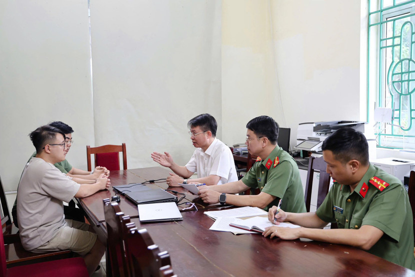 Thiếu tướng Nguyễn Minh Tuấn - Giám đốc Công an tỉnh Phú Thọ trực tiếp lấy lời khai các đối tượng