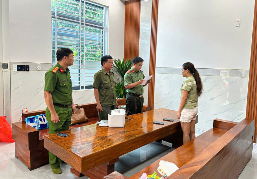 Cơ quan An ninh điều tra khám xét nhà riêng, tống đạt quyết định tạm giữ hình sự, khởi tố đối tượng phạm tội