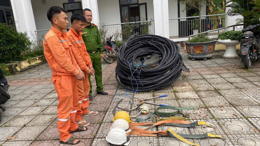 Nhóm đối tượng mặc quần áo, đồ bảo hộ giả là thợ điện để trộm cắp tài sản