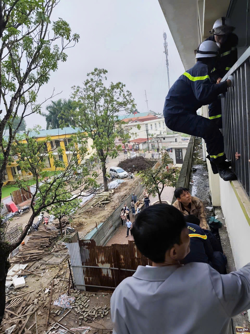 Lực lượng chức năng tiếp cận, giải cứu em học sinh mắc kẹt