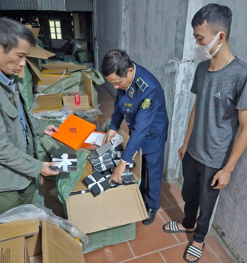Lực lượng quản lý thị trường Hà Nội phát hiện số lượng lớn túi xách nghi giả các nhãn hiệu nổi tiếng tại xã Chuyên Mỹ Lực lượng quản lý thị trường Hà Nội phát hiện số lượng lớn túi xách nghi giả các nhãn hiệu nổi tiếng tại xã Chuyên Mỹ