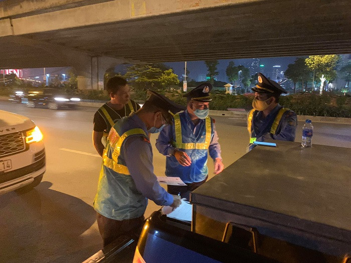 Trong tối 23-10, tổ công tác đã lập biên bản xử lý 5 phương tiện