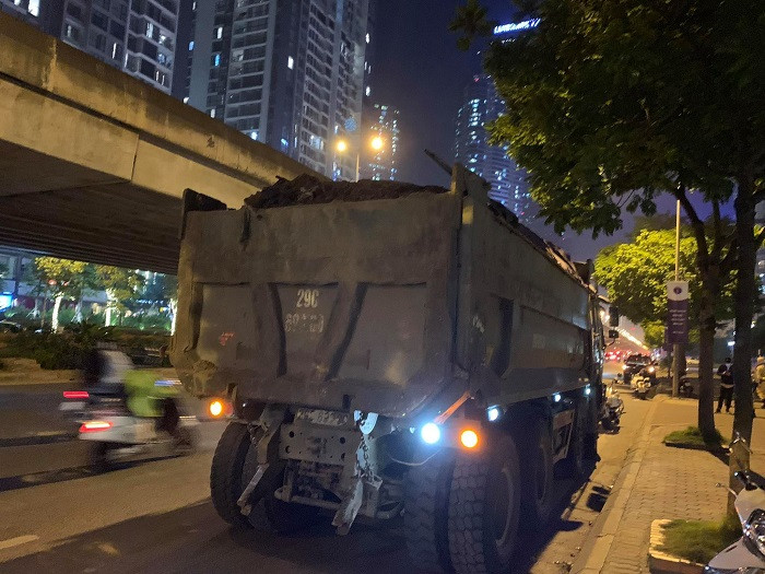 Xe tải chở đất bị xử lý