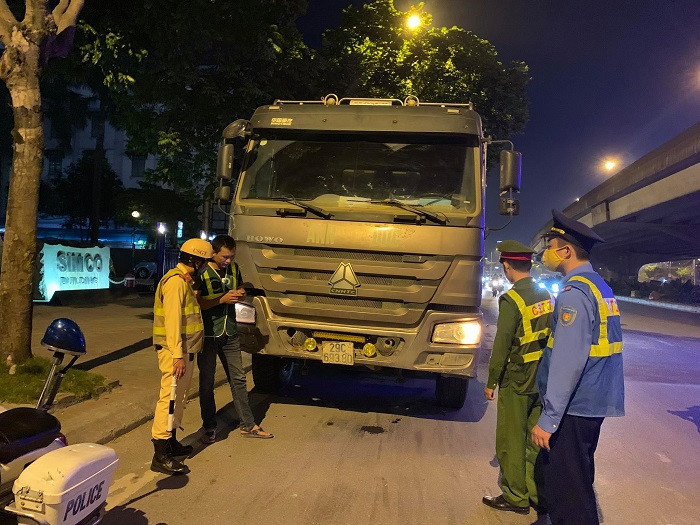 Tổ liên ngành quận Cầu Giấy kiểm tra, xử lý các phương tiện có dấu hiệu vi phạm