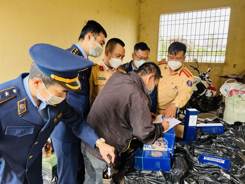 Lực lượng chức năng kiểm tra lô hàng không hóa đơn chứng từ