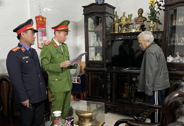 Cơ quan điều tra tống đạt các quyết định khởi tố đến các bị can