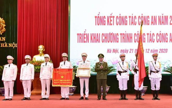Tại hội nghị CATP Hà Nội triển khai công tác năm 2021 (ngày 21-12 vừa qua), Công an quận Long Biên vinh dự đón nhận danh hiệu Anh hùng lực lượng vũ trang nhân dân thời kỳ đổi mới, do đồng chí Đại tướng Tô Lâm - Ủy viên Bộ Chính trị, Bộ trưởng Bộ Công an, thừa ủy quyền của Chủ tịch nước, trao tặng Tại hội nghị CATP Hà Nội triển khai công tác năm 2021 (ngày 21-12 vừa qua), Công an quận Long Biên vinh dự đón nhận danh hiệu Anh hùng lực lượng vũ trang nhân dân thời kỳ đổi mới, do đồng chí Đại tướng Tô Lâm - Ủy viên Bộ Chính trị, Bộ trưởng Bộ Công an, thừa ủy quyền của Chủ tịch nước, trao tặng