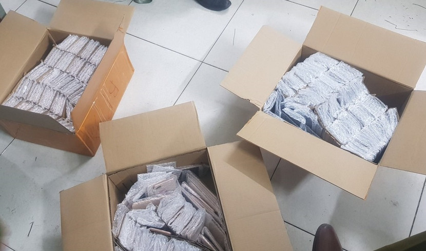 Ba kiện hàng quấn băng dính đỏ có biểu hiện nghi vấn