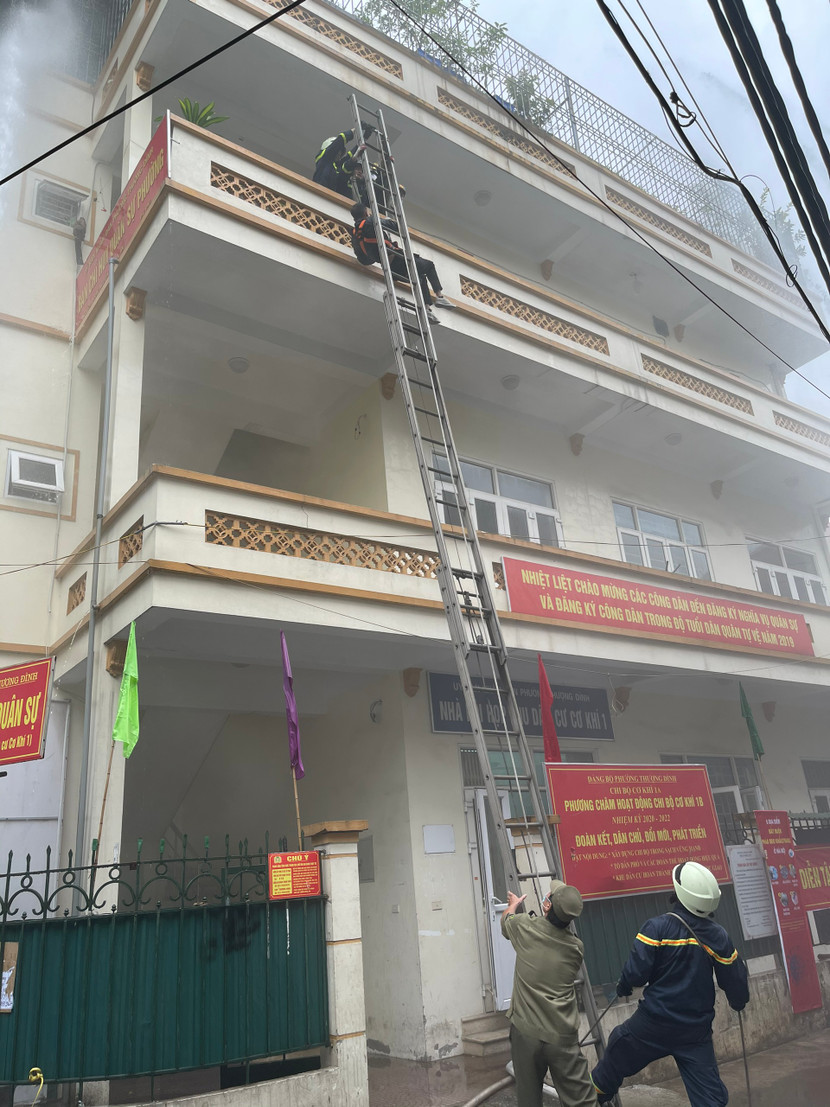 Lực lượng Cảnh sát PCCC và người dân đưa các nạn nhân ra ngoài