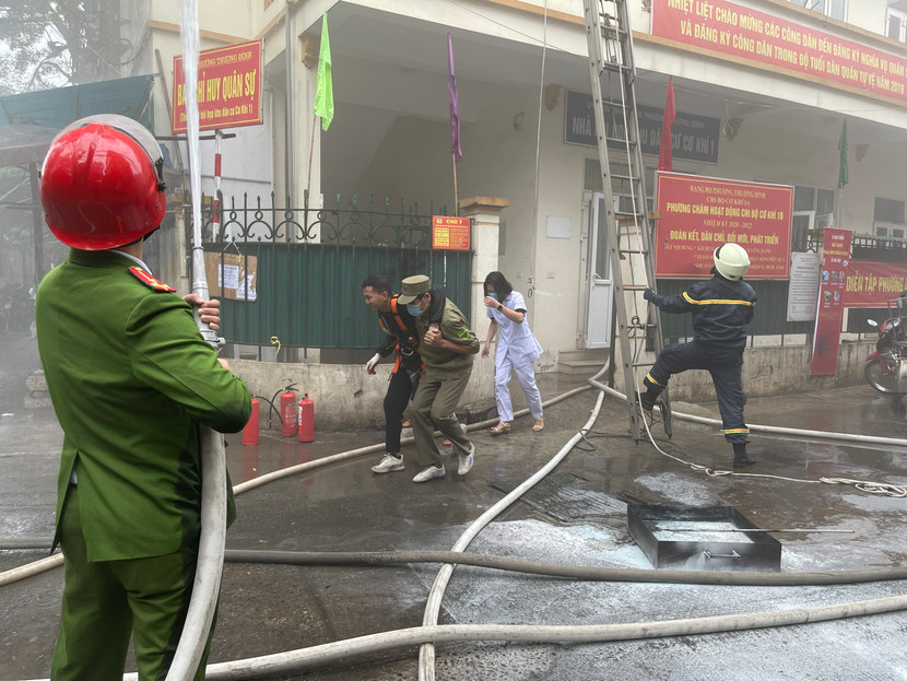 Tình huống cháy có 3 người dân bị mắc kẹt bên trong