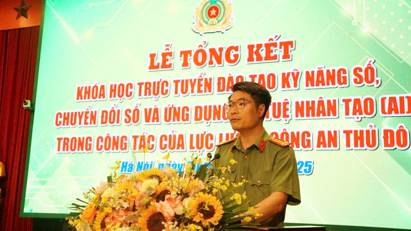 Trung tá Bùi Nhật Quang - Phó Trưởng Phòng Công tác chính trị CATP Hà Nội báo cáo kết quả khóa học