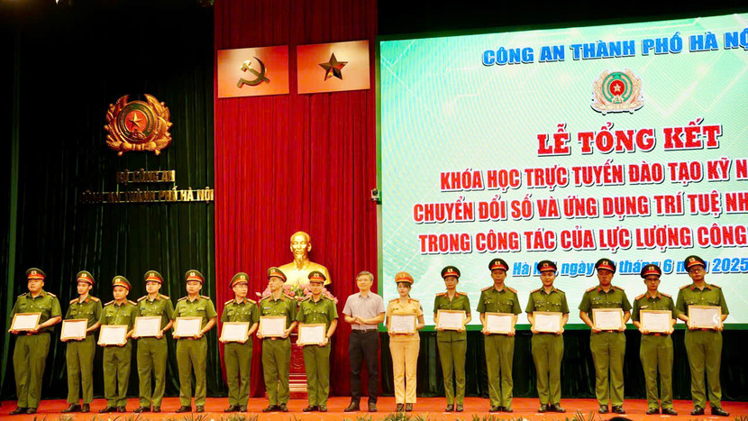 Tiến sỹ Đinh Viết Sang, Phó Hiệu trưởng Trường Công nghệ thông tin và truyền thông, Đại học Bách khoa Hà Nội trao giấy Chứng nhận hoàn thành khóa học cho cán bộ chiến sỹ Công an Thủ đô