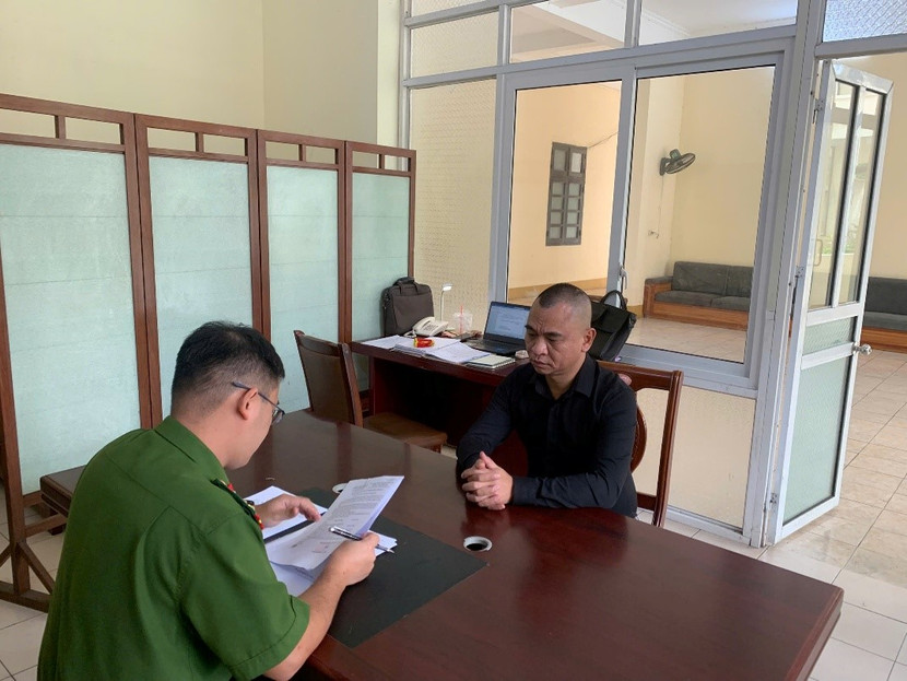 Cơ quan CSĐT Công an tỉnh Quảng Ninh tống đạt các quyết định tố tụng đối với bị can Nguyễn Tuấn Đạt