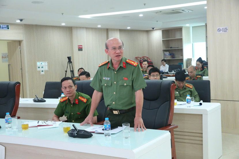 Đại diện phòng nghiệp vụ Công an tỉnh Đồng Nai nêu các câu hỏi, vấn đề về chuyển đổi số