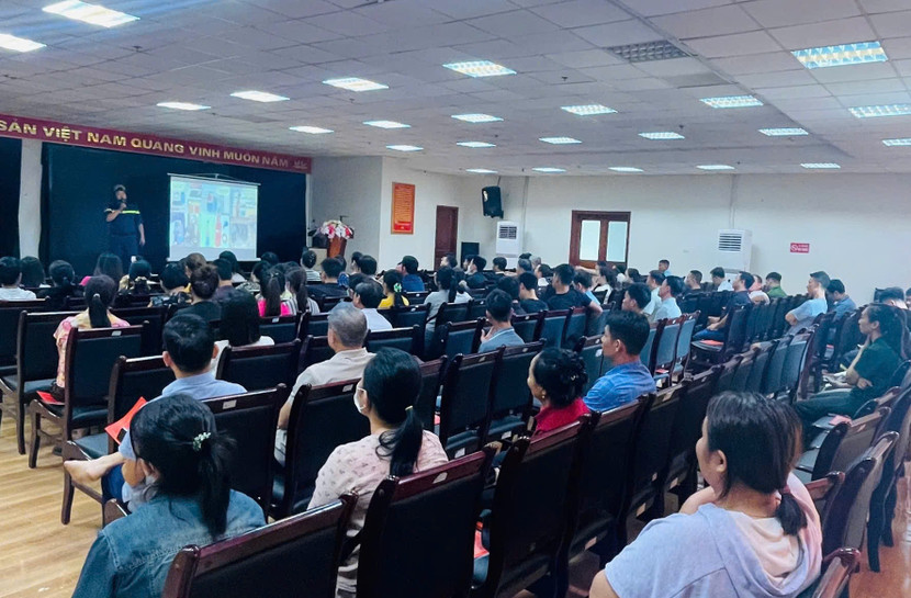 Tuyên truyền viên truyền tải các kiến thức trong nội dung lý thuyết tới các học viên lớp tập huấn.