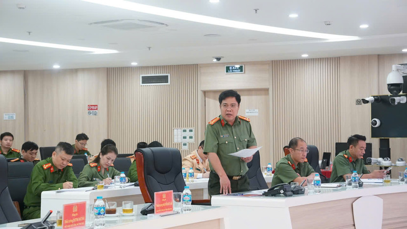 Đại diện phòng nghiệp vụ Công an tỉnh Đồng Nai trao đổi các vấn đề liên quan nội dung chuyển đổi số