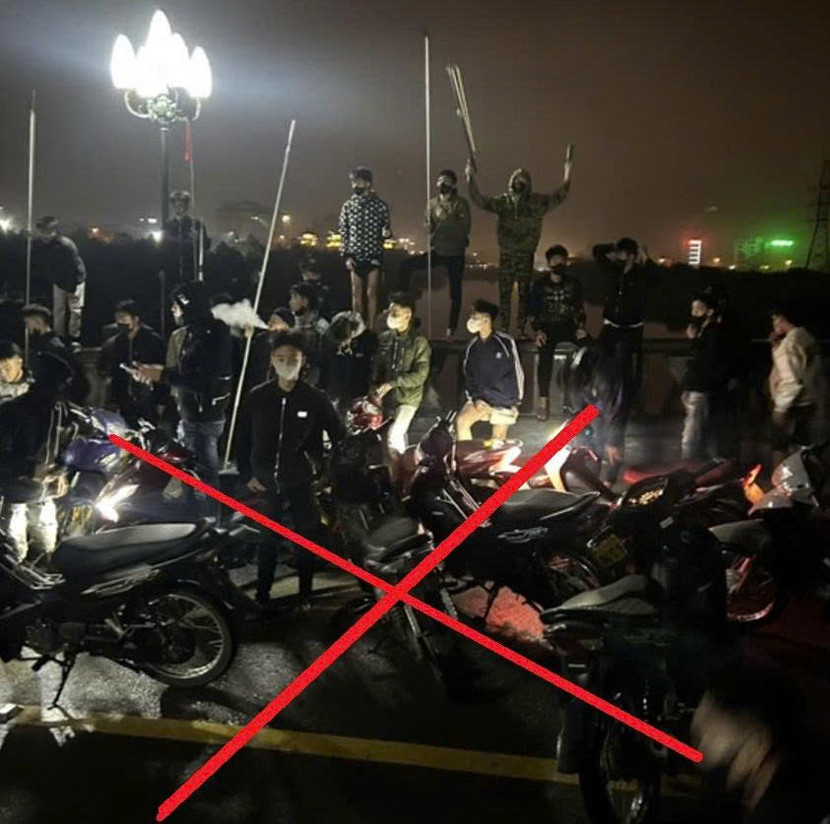 Hình ảnh các đối tượng mang hung khí tụ tập đi gây rối trật tự công cộng