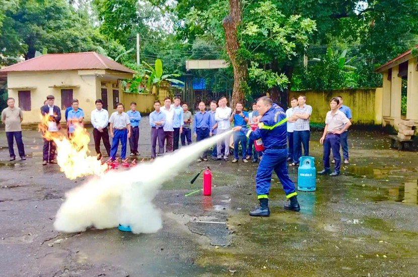 Hướng dẫn kỹ năng sử dụng bình chữa cháy xách tay chữa đám cháy xăng dầu, khí gas.