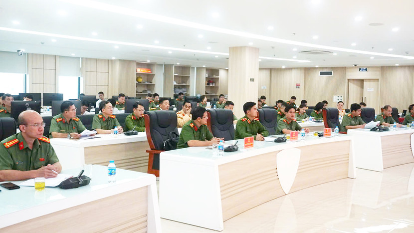 Các đồng chí tham gia hội nghị trao đổi kinh nghiệm...