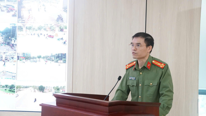 Thượng tá Dương Minh Tuyến, Phó trưởng Phòng Tham mưu CATP Hà Nội trao đổi các thông tin tại hội nghị...