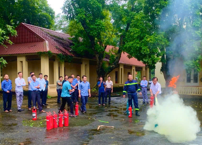 Học viên thực hành sử dụng bình chữa cháy xách tay chữa đám cháy khí gas.