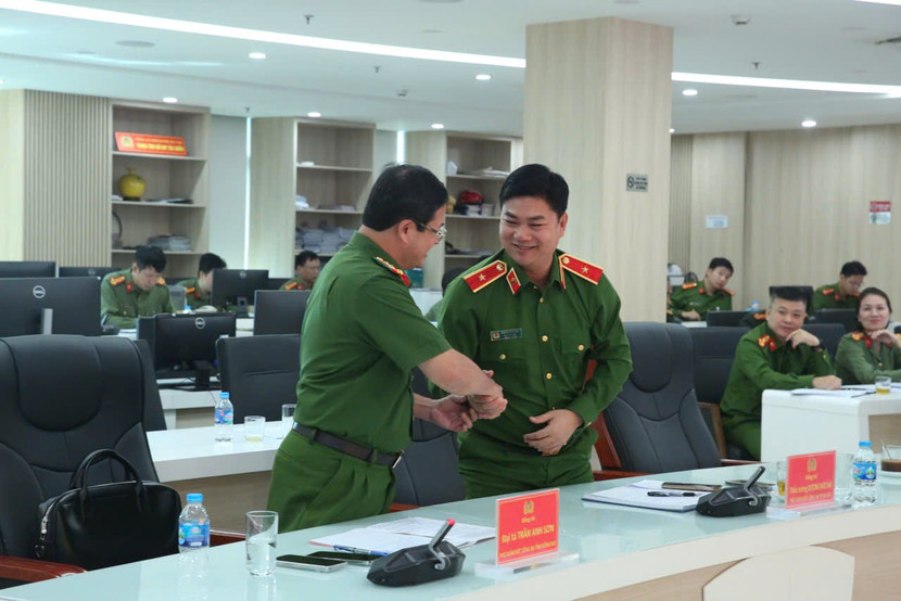 Đồng chí Phó Giám đốc Công an tỉnh Đồng Nai trân trọng cảm ơn sự phối hợp nhiệt thành của Công an Hà Nội