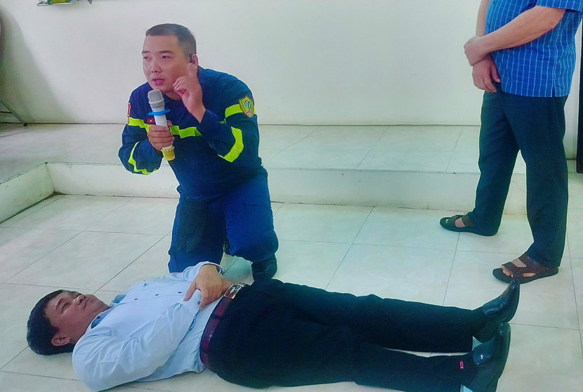Hướng dẫn kỹ năng sơ cấp cứu ban đầu đối với người bị nạn trong đám cháy.