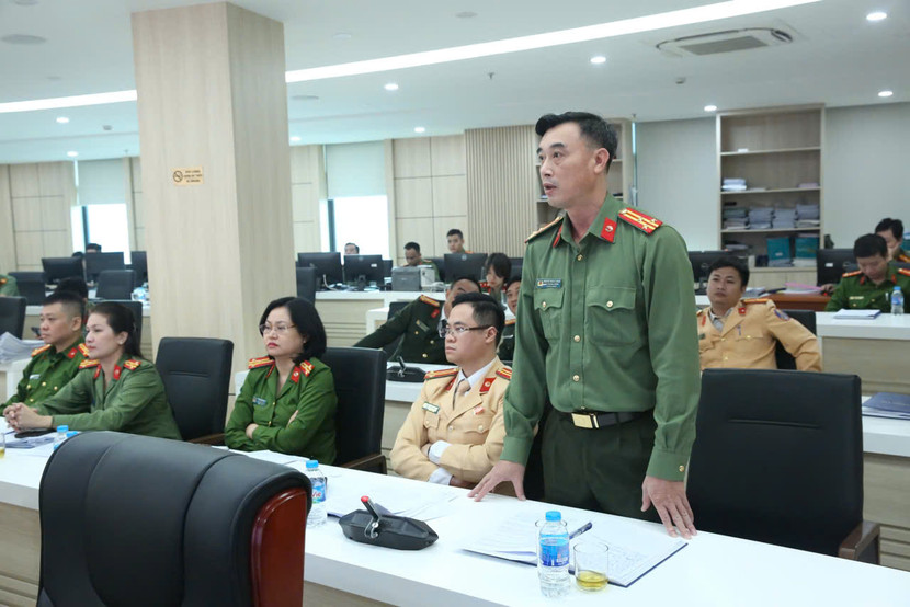 Đại diện các phòng nghiệp vụ CATP Hà Nội giải đáp các nội dung liên quan công tác chuyển đổi số