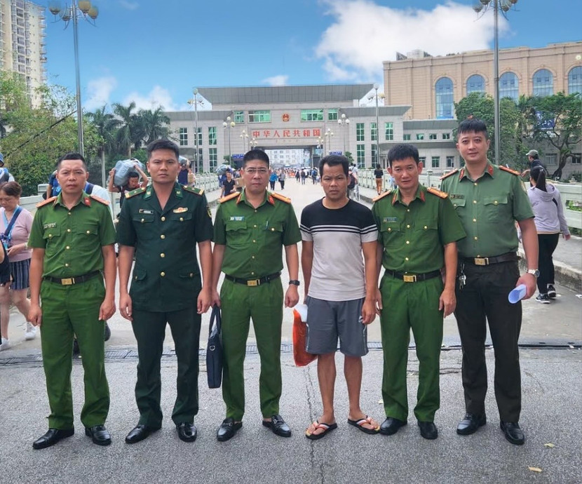 Trục xuất đối tượng buôn lậu Trục xuất đối tượng buôn lậu