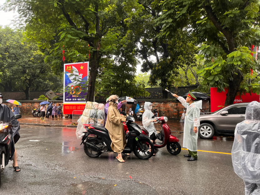 Công an phường Văn Miếu Quốc Tử Giám hướng dẫn người dân di chuyển