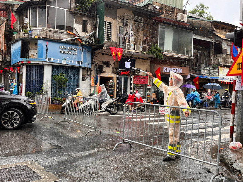Tại phố Lê Duẩn - Nguyễn Khuyến các lực lượng bắt đầu triển khai hướng dẫn phân luồng