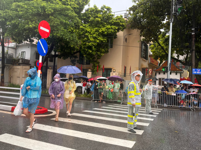 Công an phường Văn Miếu - Quốc Tử Giám phân luồng tại ngã tư Chu Văn An - Nguyễn Thái Học - Tôn Đức Thắng