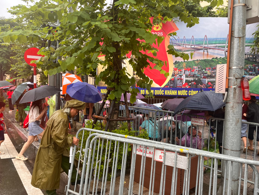 Lực lượng Công an đội mưa đảm bảo an ninh trật tự